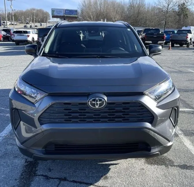  2019 Toyota RAV4 LE FWD Image 1